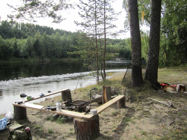 Nedre Prästholmen eldstad. Fotograferad uppströms