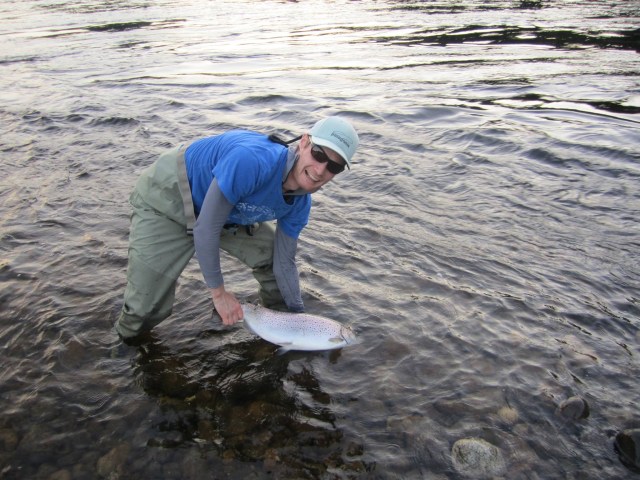 Johan Sandström återutsätter vacker havsöring med fettfena i slutet av juli i år. Beräknad vikt ca 4,5 kg kanske ännu mer!