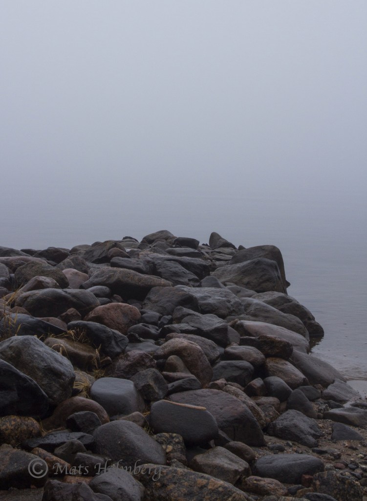 Foto Mats Holmberg Stenpir i dimma på Brändön