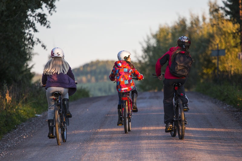 Photo Svanthe Harström Cyclists on gravel road