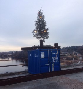 En julgran pryder bron. I bakgrunden Åmon