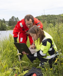 Angela och Johan avläser temperaturlogger