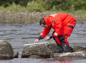 Johan förbererder utsättning av temperaturlogger