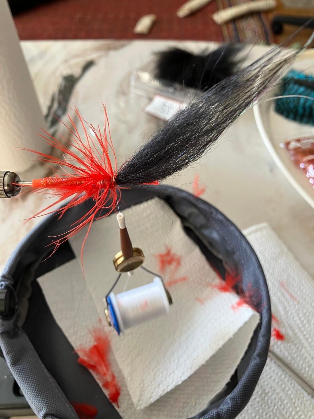 Enkel havsöringsfluga vid&nbsp;bindstädet